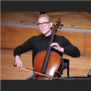 Con un máster obtenido en el conservatorio de Utrecht, enseño violonchelo a todos los niveles y a todas las edades